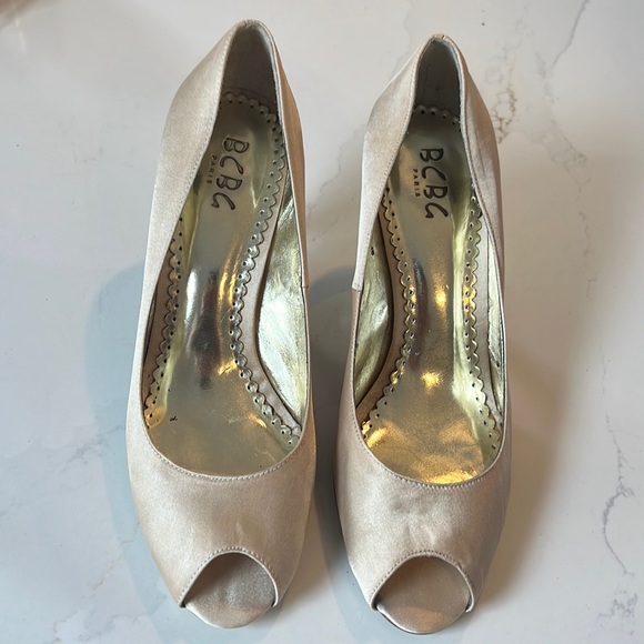 Gold BCBG size 8.5 sandal - Picture 1 of 4